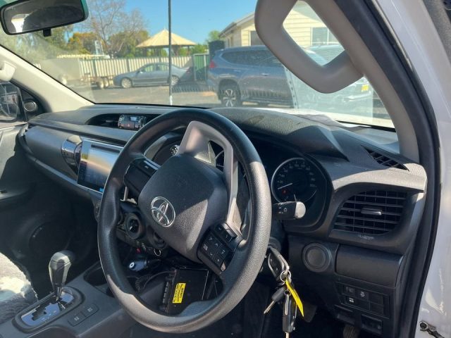 2016 TOYOTA HILUX - Image 5
